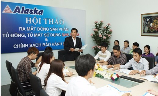 Đại diện Công ty TNHH Cơ điện lạnh - Thương mại Hòa Bình phát biểu trong hội nghị.