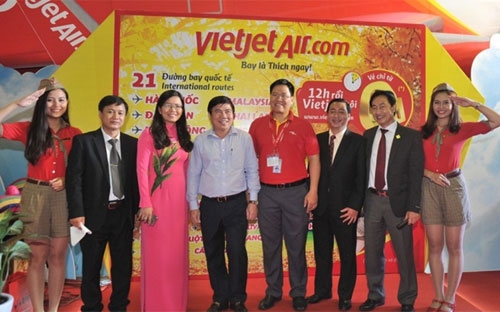 Chủ tịch UBND Tp.HCM Nguyễn Thành Phong đến tham quan gian hàng và tham gia vòng xoay may mắn của Vietjet.