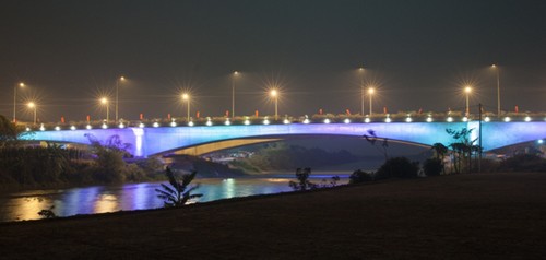 Hiệu ứng đổi màu trên thân cầu Bắc Hưng Hải.