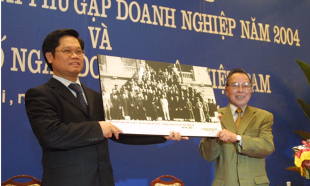 Nguyên Thủ tướng Phan Văn Khải tặng Chủ tịch VCCI Vũ Tiến Lộc bức tranh Bác Hồ với giới công thương Hà Nội nhân dịp công bố