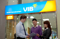 Bên cạnh việc hưởng mức lãi suất theo chính sách “Lãi suất cho vay - 
chốt ngay từ đầu” khách hàng đồng thời vẫn có thể tham gia các chương 
trình ưu đãi lãi suất vay tại VIB.