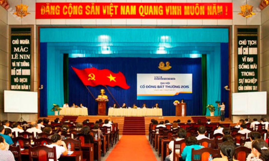 Là ngân hàng đại chúng, có trên 500 cổ đông, nhưng diễn biến đại hội đồng cổ đông bất thường của VNCB không được phản ánh trên báo chí.<br>