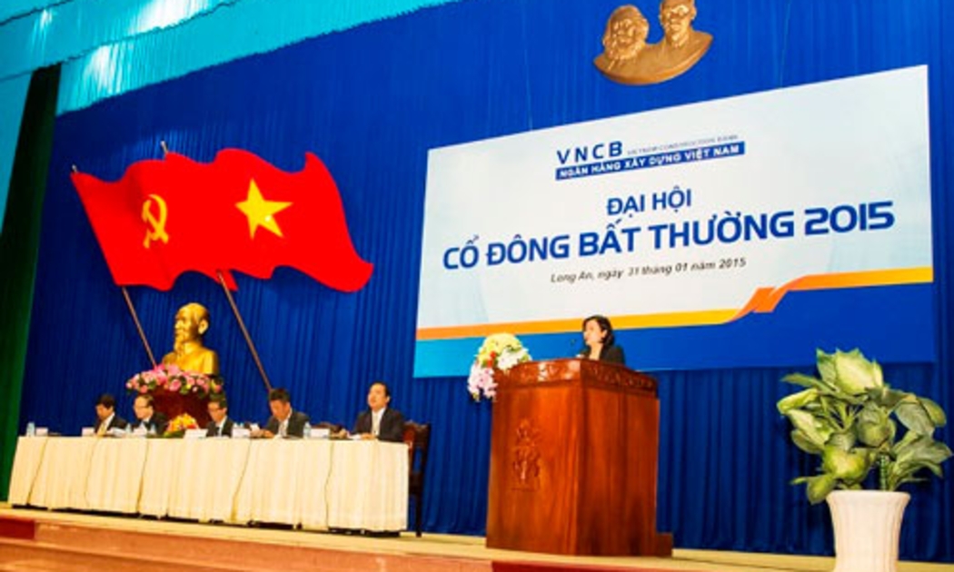 Đại diện cơ quan thanh tra đọc tuyên bố của Ngân hàng Nhà nước tại đại hội đồng cổ đông VNCB.<br>