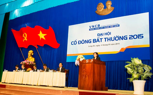 Đại diện cơ quan thanh tra đọc tuyên bố của Ngân hàng Nhà nước tại đại hội đồng cổ đông VNCB.<br>