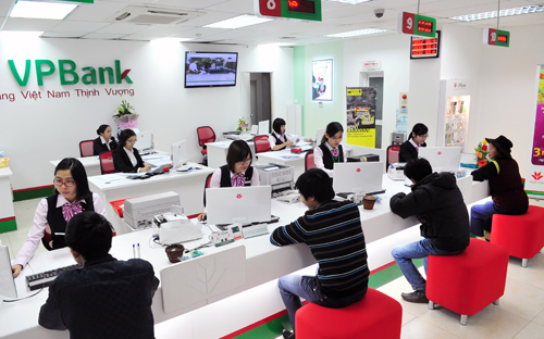 Khách hàng giao dịch tại VPBank.<br>