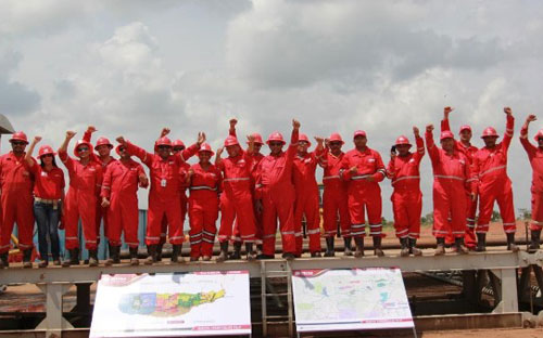 Cán bộ, công nhân trong liên doanh vui mừng trong ngày đón dòng dầu đầu tiên tại mỏ Junin 2 hồi tháng 9/2012.<br>