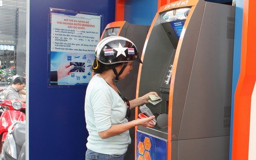 Với Auto Banking do DongA Bank cung cấp, chủ thẻ ATM không chỉ sử dụng 
thẻ để rút tiền (hạn mức 10 triệu đồng/lần), mà còn có thể 
nạp tiền trực tiếp báo có ngay tại máy ATM thế hệ mới.