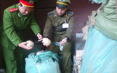 Tháng vừa rồi riêng Cục Cảnh sát kinh tế bắt 13 vụ xe ôtô đang chở hàng trên đường, toàn trị giá hàng dăm bảy trăm triệu đến một tỷ mà không xử lý hình sự được vì bọn tội phạm cứ khai rằng lên biên giới thu gom mang về - Ảnh minh họa.