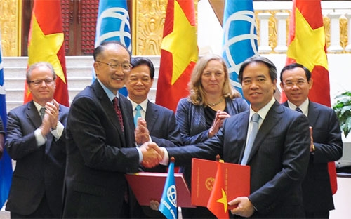 Thống đốc Nguyễn Văn Bình ký với Chủ tịch WB Jim Yong Kim các hiệp định của 5 chương trình/dự án vay vốn có tổng trị giá 876 triệu USD.