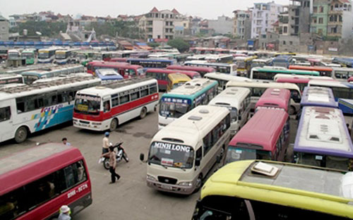 Nhiều doanh nghiệp vận tải ôtô hiện vẫn đủng đỉnh với việc giảm cước trong khí giá xăng dầu đã giảm lần thứ 12 trong năm.<br>