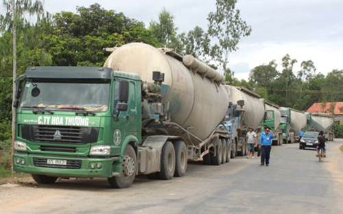 Đoàn xe quá tải bị bắt giữ.<br>