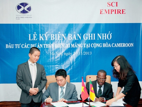 Thượng nghị sĩ Aliyoum Fadil ký biên bản ghi nhớ với ông Nguyễn Văn Thiện, Chủ tịch hội đồng thành viên Công ty TNHH Xuân Thiện Ninh Bình.