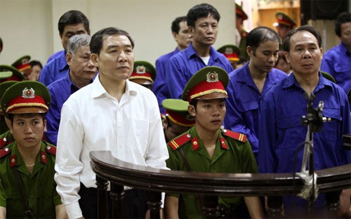 Bị cáo Dương Chí Dũng (áo trắng), bị cáo Mai Văn Phúc (hàng đầu, áo tím) và các đồng phạm trước vành móng ngựa - Ảnh: TTXVN.