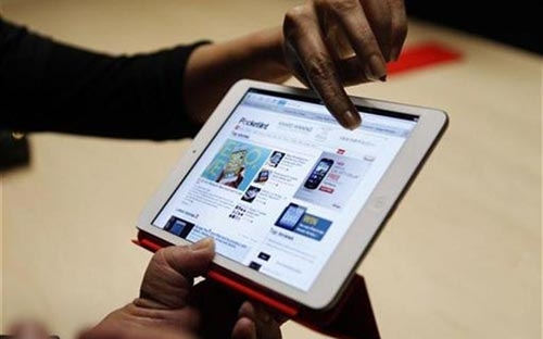 Với sự cải tiến ngày càng mạnh mẽ của các máy tính bảng Android, iPad mini vẫn là sự thụt lùi về công nghệ khi dùng chip cũ và màn hình độ phân giải thấp - Ảnh: Reuters. 