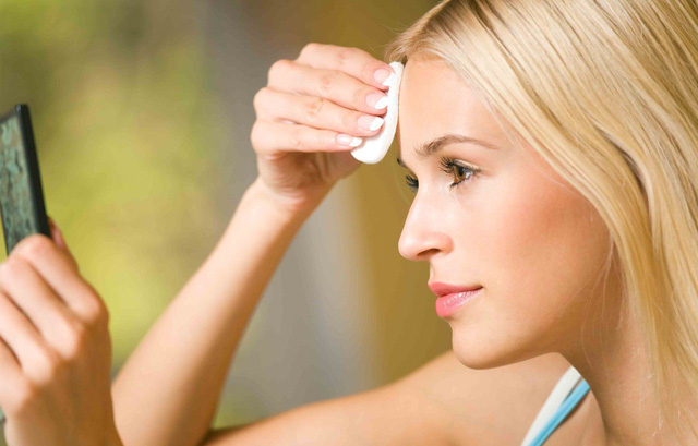 Tẩy trang đúng cách để có làn da đẹp - Ảnh 2.