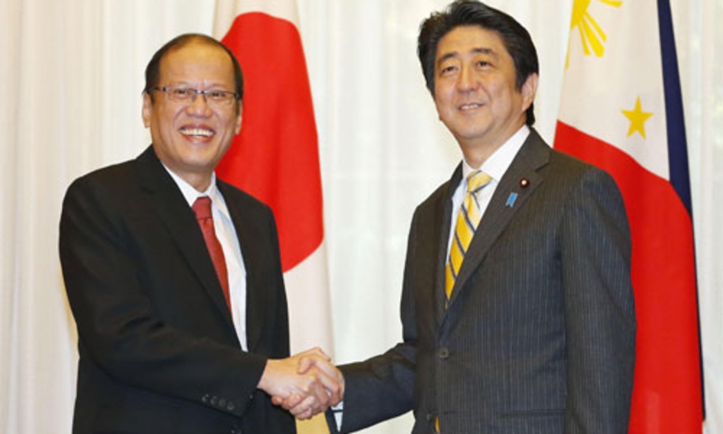 Thủ tướng Nhật Bản Shinzo Abe (phải) và Tổng thống Philippines Benigno Aquino trong một cuộc gặp vào năm 2014 - Ảnh: Kyodo.<br>