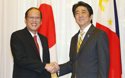 Thủ tướng Nhật Bản Shinzo Abe (phải) và Tổng thống Philippines Benigno Aquino trong một cuộc gặp vào năm 2014 - Ảnh: Kyodo.<br>
