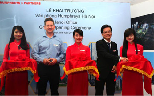 Ông Jonathan Delcambre, Phó chủ tịch công ty thiết kế HPA (bên trái) và 
ông Nguyễn Việt Thắng, Tổng giám đốc Công ty HPA Việt Nam (bên 
phải) cắt băng khai trương.