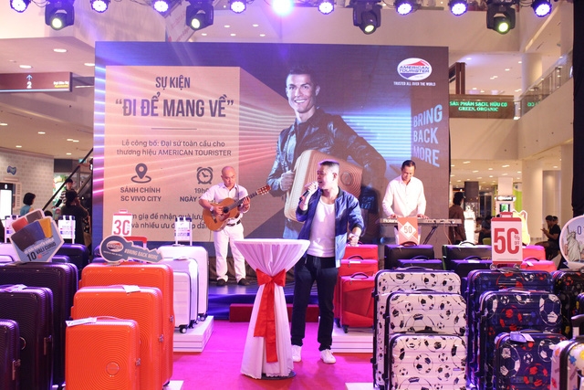 Cristiano Ronaldo trở thành đại sứ thương hiệu American Tourister - Ảnh 2.