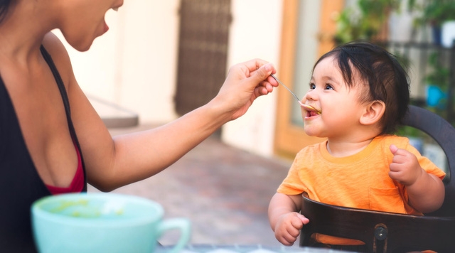 6 bí quyết cho con ăn dặm đúng cách - Ảnh 1.