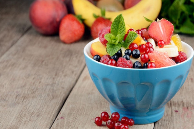 Cách để ăn uống lành mạnh tại nơi làm việc - Ảnh 3.