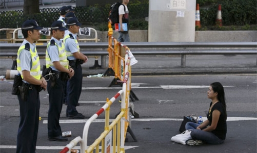 Cảnh sát Hồng Kông dỡ hàng rào trên đường phố