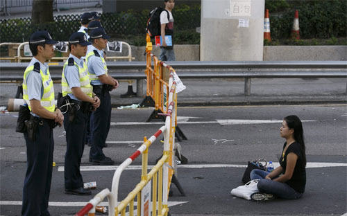 Hàng rào do người biểu tình dựng lên trên một đường phố ở Hồng Kông ngày 13/10 - Ảnh: EPA.<br>