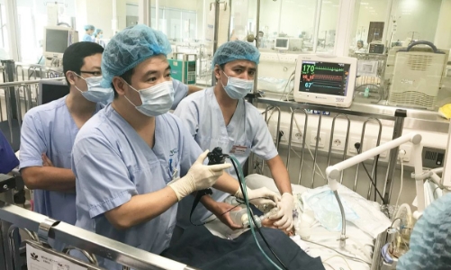 Sặc hạt điều, bé trai hai tuổi tắc nghẽn đường thở