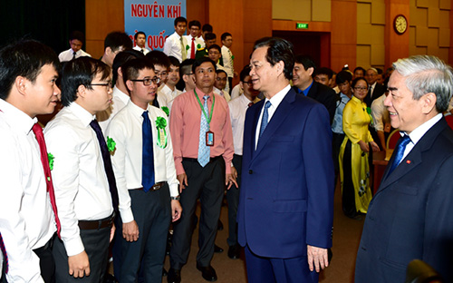 Thủ tướng Nguyễn Tấn Dũng trò chuyện với các nhà khoa học trẻ, hôm 11/9.