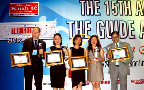 Bà Nguyễn Thị Thu Nguyệt (Thứ 2, từ phải sang trái), đại diện Công ty 
Cổ phần Khách sạn và Dịch vụ Đại Dương (OCH) đón nhận cúp và chứng nhận 
giải thưởng The Guide Awards 2013-2014.<br>