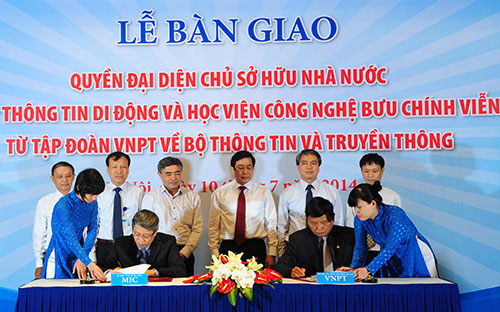 Lễ ký kiên bản chuyển giao quyền đại diện chủ sở hữu nhà nước tại Công 
ty Thông tin Di động (MobiFone) và Học viện Công nghệ Bưu chính Viễn 
thông từ Tập đoàn VNPT về Bộ Thông tin và Truyền thông.