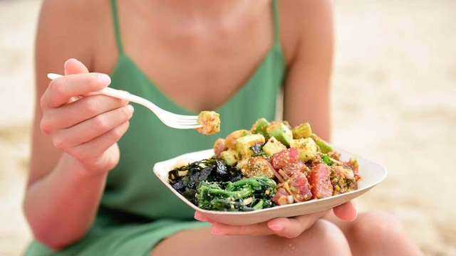 Cách để ăn uống lành mạnh tại nơi làm việc - Ảnh 2.