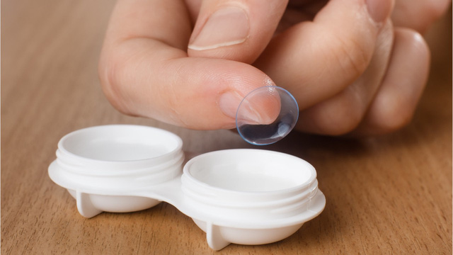 Thận trọng với kính áp tròng không rõ nguồn gốc - Ảnh 2.