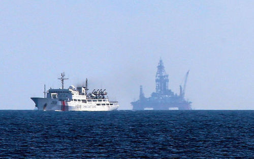 Tàu Trung Quốc di chuyển phía trước một giàn khoan trên biển Đông năm 2014 - Ảnh: Asahi Shimbun.