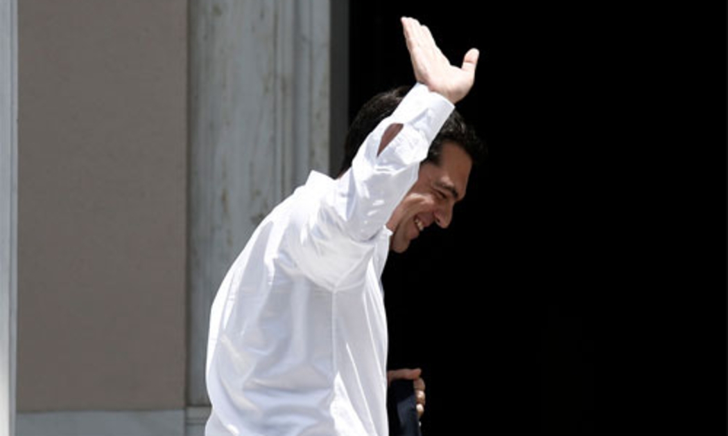 Thủ tướng Hy Lạp Alexis Tsipras trở về văn phòng ở Athens sau khi tham dự cuộc họp với chủ nợ ở Brussels ngày 4/6 - Ảnh: Bloomberg.