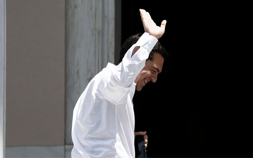 Thủ tướng Hy Lạp Alexis Tsipras trở về văn phòng ở Athens sau khi tham dự cuộc họp với chủ nợ ở Brussels ngày 4/6 - Ảnh: Bloomberg.<br>