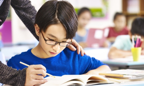 Phòng tránh các biến chứng của tật khúc xạ học đường