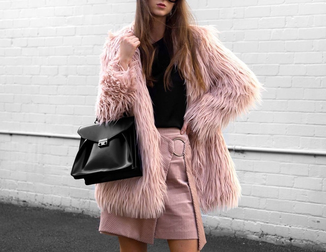 10 chiếc áo khoác màu hồng sẽ làm bừng sáng mùa đông - Ảnh 2.