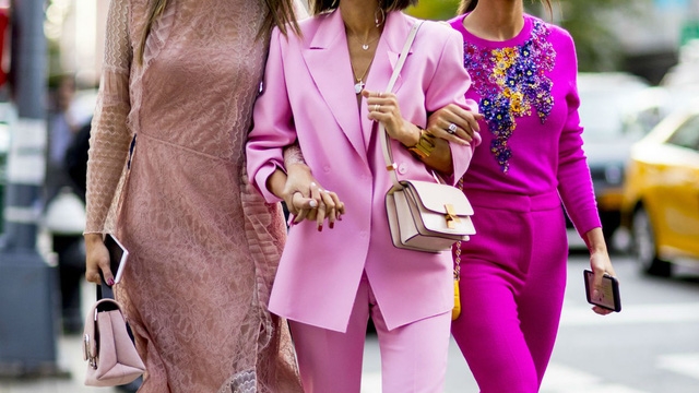 10 chiếc áo khoác màu hồng sẽ làm bừng sáng mùa đông - Ảnh 4.