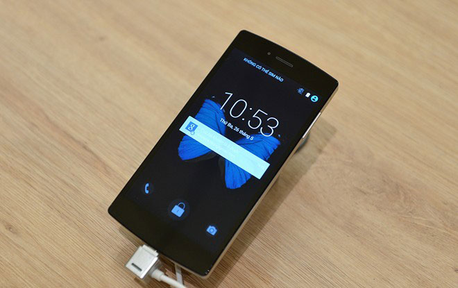 <font face="Arial, Verdana"><span style="font-size: 13.3333330154419px;">Bphone sử dụng thiết kế phẳng với hai lớp kính cường lực Gorrila Glass 3 cùng khung viền kim loại.</span></font>