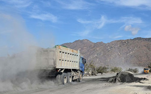 Bãi tập kết xỉ than của nhà máy nhiệt điện Vĩnh Tân 2.<br>