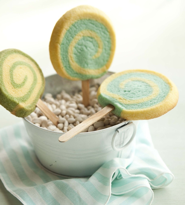 Mẹ trổ tài làm bánh Tết cho bé - Ảnh 1.