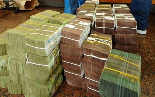 Gần mùa cao điểm thanh toán và chi trả, lãi suất huy động VND kỳ hạn ngắn của một số ngân hàng đã tăng trở lại sau khi liên tục giảm vài năm gần đây.<br>