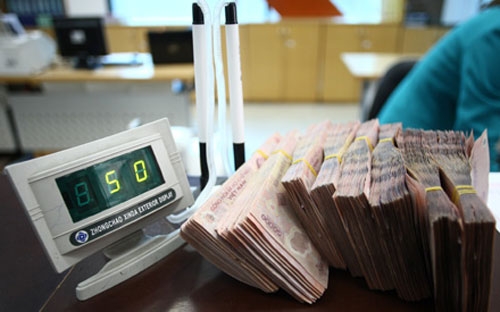 Lãi suất “lùn” đang góp phần phản ánh một thời kỳ vay với chi phí 
tốt nhất trong nhiều năm qua. Nhưng vay được hay không, ngân hàng cho 
vay được hay không lại là chuyện khác.