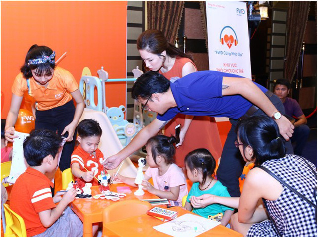 Bảo hiểm FWD kết nối bố và con chưa sinh - Ảnh 2.