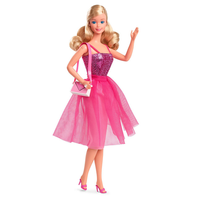 Búp bê Barbie: quyến rũ học sinh, mất lòng phụ huynh - Ảnh 2.