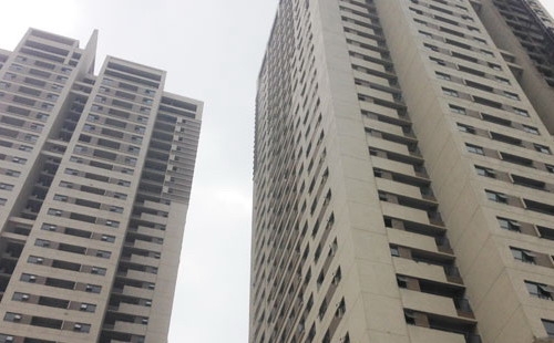 Tại một số dự án tái định cư, người dân chưa đến ký hợp đồng và nộp tiền, không về ở còn do thiếu cơ sở hạ tầng. Đối với hầu hết các dự án đã có dân ở thì công tác quản lý, vận hành tòa nhà có nhiều bất cập và vướng mắc.<br>