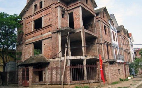 Bộ Tài chính cho biết, hiện có nhiều trường hợp cá nhân chuyển nhượng lòng vòng trong gia đình để lách không phải nộp thuế thu nhập cá nhân khi chuyển nhượng bất động sản.<br>