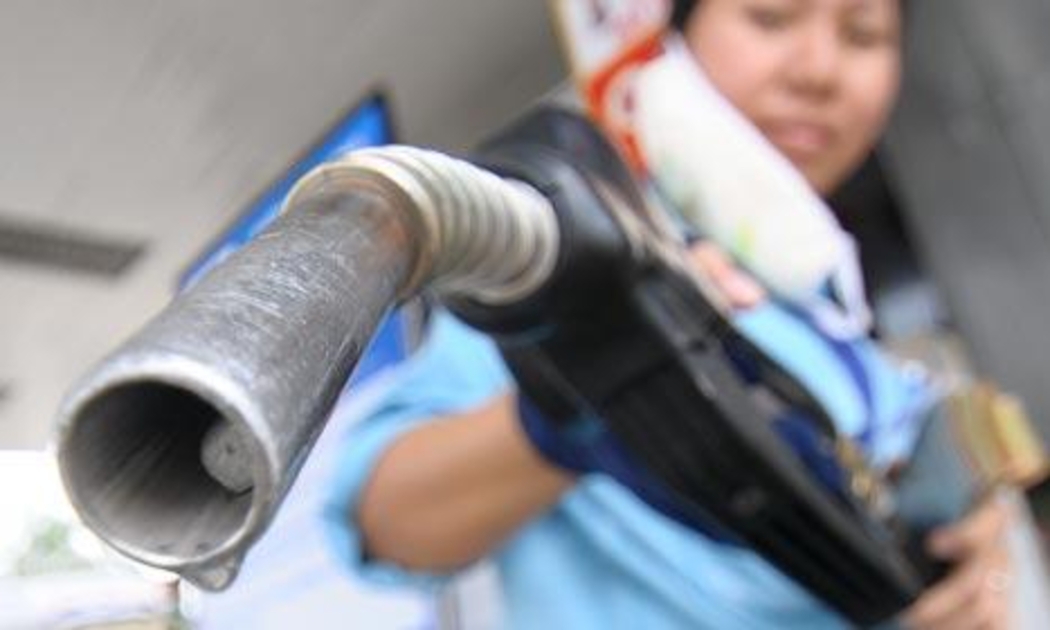 Ngay trước thời điểm giá dầu được điều chỉnh 4 tiếng, giá xăng bán lẻ trong nước các loại cũng đồng loạt tăng 1.200 đồng/lít, bắt đầu từ 20h ngày 20/5.