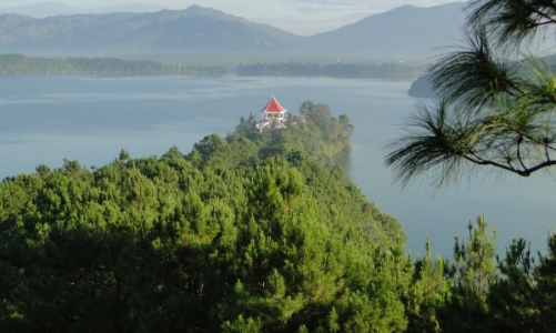 Vẻ đẹp tĩnh lặng xanh biếc của Biển Hồ Pleiku